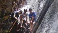 Persiapan terjun di puncak air terjun