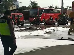 Jalanan di Jakut Dicuci Damkar Gegara Tumpahan Oli