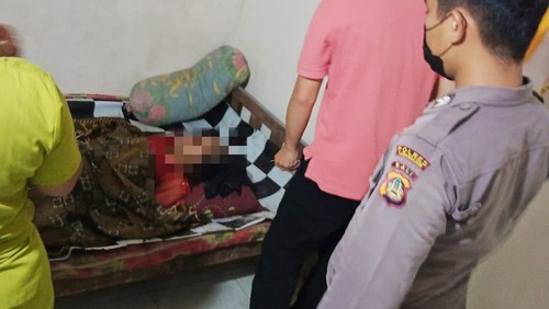 Petugas Puskesmas Sidemen saat melakukan pemeriksaan jenazah lansia yang ditemukan di aliran sungai Telaga Waja, Kabupaten Karangasem, Bali, Minggu (15/1/2023).