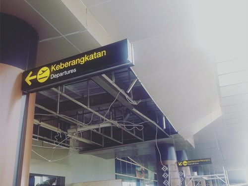 Plafon di Bandara Komodo, Labuan Bajo, Kabupaten Manggarai Barat, Nusa Tenggara Timur, kembali ambruk setelah diguyur hujan deras, Senin (16/1/2022) pagi.