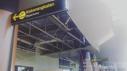 Plafon di Bandara Komodo, Labuan Bajo, Kabupaten Manggarai Barat, Nusa Tenggara Timur, kembali ambruk setelah diguyur hujan deras, Senin (16/1/2022) pagi.