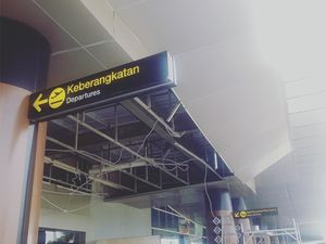 Waduh! Diguyur Hujan Deras, Plafon Bandara Komodo Ambrol