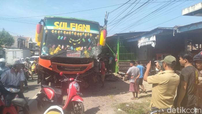 Kecelakaan beruntun terjadi di Jalan Trans Sulawesi, Kabupaten Polewali Mandar, Sulawesi Barat (Sulbar).
