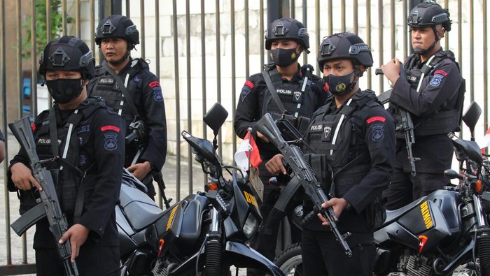 Polisi Kerahkan Ribuan Personel Jaga Sidang Tragedi Stadion Kanjuruhan Personel Brimob mengikuti apel pasukan di Pengadilan Negeri Surabaya, Jawa Timur, Senin (16/1/2023). Polrestabes Surabaya mengerahkan 1.600 personel polisi untuk mengamankan jalannya persidangan perkara tragedi Stadion Kanjuruhan, Malang.