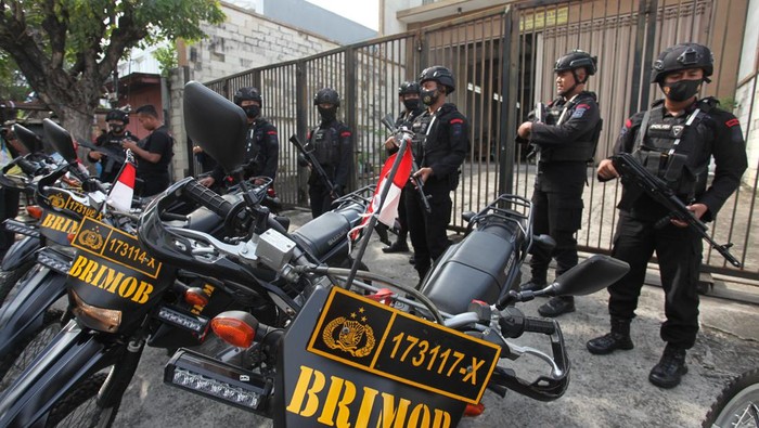 Personel Brimob mengikuti apel pasukan di Pengadilan Negeri Surabaya, Jawa Timur, Senin (16/1/2023). Polrestabes Surabaya mengerahkan 1.600 personel polisi untuk mengamankan jalannya persidangan perkara tragedi Stadion Kanjuruhan, Malang.