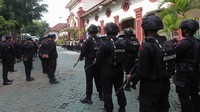 Lima tersangka itu yakni Ketua Panpel Arema Arema FC Abdul Haris, Security Officer Suko Sutrisno, Danki 3 Brimob Polda Jatim AKP Hasdarmawan, Kabag Ops Polres Malang Kompol Wahyu Setyo Pranoto dan Kasat Samapta Polres Malang AKP Bambang Sidik Achmadi.