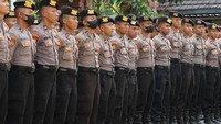 Polisi mengikuti apel pasukan di Pengadilan Negeri Surabaya, Jawa Timur. Lima tersangka Tragedi Stadion Kanjuruhan menjalani sidang perdana di Pengadilan Negeri (PN) Surabaya.