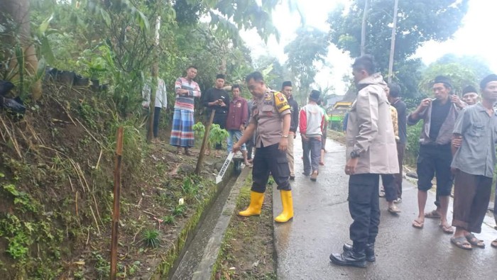Polisi olah TKP kejadian bocah hanyut di Boyolali, Senin (16/1/2023).