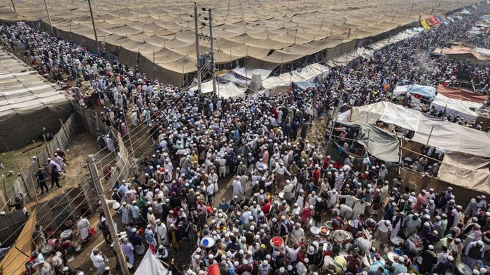 DHAKA, BANGLADESH - JANUARY 13: Muslims attend 'Biswa Ijtema', the second largest religious gathering of Muslims in the world, in Tongi town of Dhaka, Bangladesh on January 13, 2023. (Photo by Abdul Gani/Anadolu Agency via Getty Images)