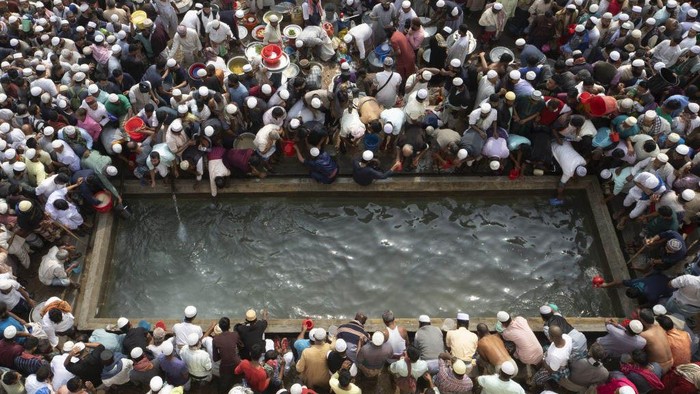 DHAKA, BANGLADESH - JANUARY 13: Muslims attend 'Biswa Ijtema', the second largest religious gathering of Muslims in the world, in Tongi town of Dhaka, Bangladesh on January 13, 2023. (Photo by Abdul Gani/Anadolu Agency via Getty Images)