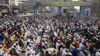 Setiap tahun jutaan muslim berkumpul di Tongi di tepi sungai Turag, Bangladesh, untuk menghadiri Biswa Ijtema, Jumat (13/1/2023).