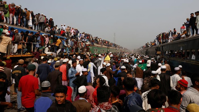 Devotees climb on the rooftop of an overcrowded train to return home, after attending the final prayer of Bishwa Ijtema, which is considered the world?s second-largest Muslim gathering after Haj, in Tongi, outskirts of Dhaka, Bangladesh, January 15, 2023. REUTERS/Mohammad Ponir Hossain