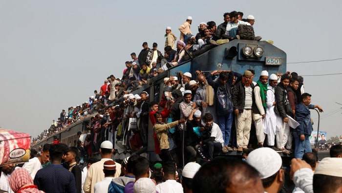Potret Kereta Api di Bangladesh Diserbu Peserta Bishwa Ijtema Devotees climb on the rooftop of an overcrowded train to return home, after attending the final prayer of Bishwa Ijtema, which is considered the world?s second-largest Muslim gathering after Haj, in Tongi, outskirts of Dhaka, Bangladesh, January 15, 2023. REUTERS/Mohammad Ponir Hossain