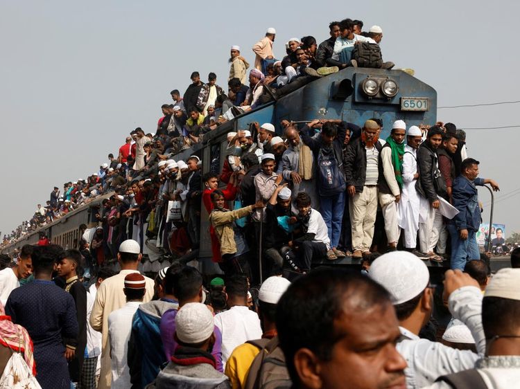 Pulang! Peserta Bishwa Ijtema Serbu Kereta Api di Bangladesh