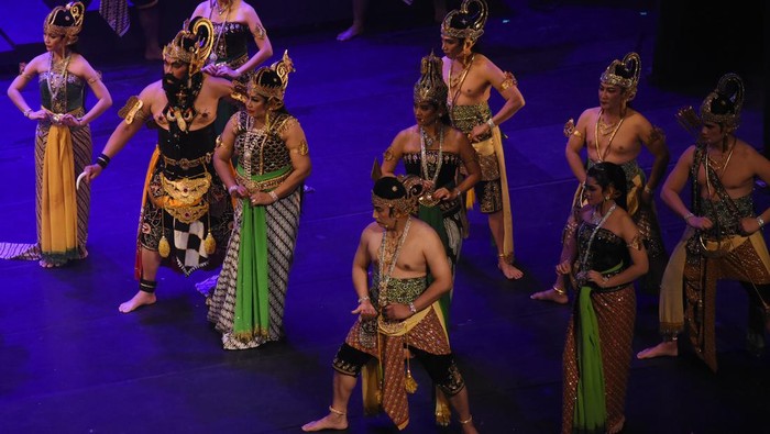 Potret Panglima TNI Main Wayang Bareng Kapolri di TIM Kapolri Jenderal Pol Listyo Sigit Prabowo (tengah) berperan sebagai Prabu Puntadewa dalam pagelaran wayang orang dengan lakon Pandowo Boyong di Teater Jakarta, Taman Ismail Marzuki, Jakarta, Minggu (15/1/2023). Pagelaran wayang orang tersebut diperankan oleh pejabat utama TNI dan Polri, artis serta sejumlah tokoh di tanah air dalam rangka memperingati hari Dharma Samudera TNI AL pada 15 Januari.