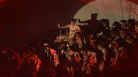 Mereka terlihat kompak dengan berdandan tokoh wayang orang bertajuk,  Pandawa Boyong saat tampil di atas panggung teater. Acara tersebut digelar di gedung teater Taman Ismail Marzuki, Jakarta Pusat, Minggu (15/01).
