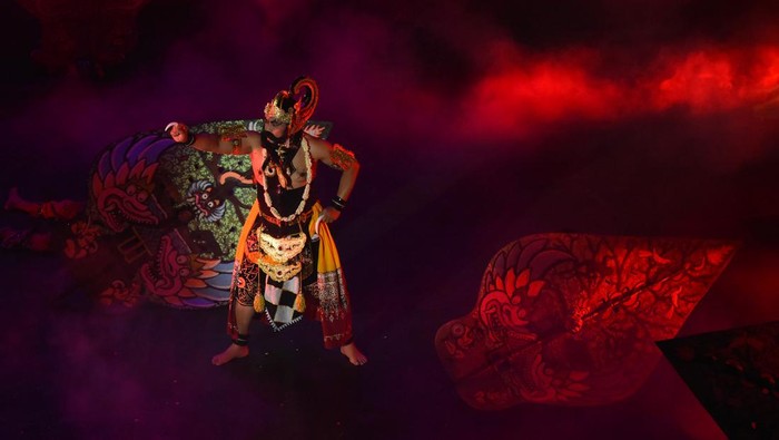Potret Panglima TNI Main Wayang Bareng Kapolri di TIM Kapolri Jenderal Pol Listyo Sigit Prabowo (tengah) berperan sebagai Prabu Puntadewa dalam pagelaran wayang orang dengan lakon Pandowo Boyong di Teater Jakarta, Taman Ismail Marzuki, Jakarta, Minggu (15/1/2023). Pagelaran wayang orang tersebut diperankan oleh pejabat utama TNI dan Polri, artis serta sejumlah tokoh di tanah air dalam rangka memperingati hari Dharma Samudera TNI AL pada 15 Januari.