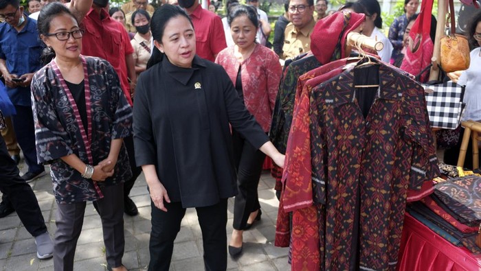 Potret Puan Sambangi Pelaku UMKM di Bali Ketua DPR RI Puan Maharani (kanan) berdialog dengan sejumlah perempuan kepala keluarga saat berkunjung di Desa Serangan, Denpasar, Bali, Senin (16/1/2023). Kunjungan Ketua DPR RI tersebut untuk berkomunikasi secara tatap muka dengan pelaku UMKM dan perempuan yang menjadi kepala keluarga serta meninjau produk UMKM di desa setempat guna membangkitkan perekonomian warga yang sempat terdampak pandemi COVID-19. ANTARA FOTO/Nyoman Hendra Wibowo/tom.