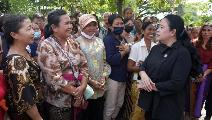 Potret Puan Sambangi Pelaku UMKM di Bali Ketua DPR RI Puan Maharani (kanan) berdialog dengan sejumlah perempuan kepala keluarga saat berkunjung di Desa Serangan, Denpasar, Bali, Senin (16/1/2023). Kunjungan Ketua DPR RI tersebut untuk berkomunikasi secara tatap muka dengan pelaku UMKM dan perempuan yang menjadi kepala keluarga serta meninjau produk UMKM di desa setempat guna membangkitkan perekonomian warga yang sempat terdampak pandemi COVID-19. ANTARA FOTO/Nyoman Hendra Wibowo/tom.