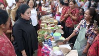 Puan berbicara dengan salah satu pedagang. Kunjungan Ketua DPR RI tersebut untuk berkomunikasi secara tatap muka dengan pelaku UMKM dan perempuan yang menjadi kepala keluarga.