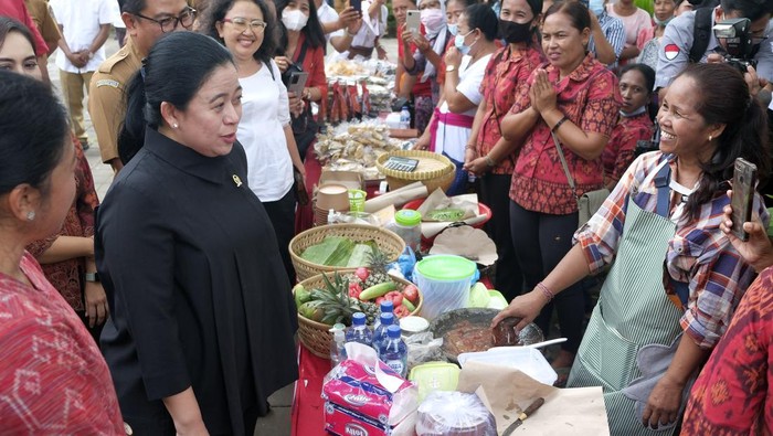 Potret Puan Sambangi Pelaku UMKM di Bali Ketua DPR RI Puan Maharani (kanan) berdialog dengan sejumlah perempuan kepala keluarga saat berkunjung di Desa Serangan, Denpasar, Bali, Senin (16/1/2023). Kunjungan Ketua DPR RI tersebut untuk berkomunikasi secara tatap muka dengan pelaku UMKM dan perempuan yang menjadi kepala keluarga serta meninjau produk UMKM di desa setempat guna membangkitkan perekonomian warga yang sempat terdampak pandemi COVID-19. ANTARA FOTO/Nyoman Hendra Wibowo/tom.