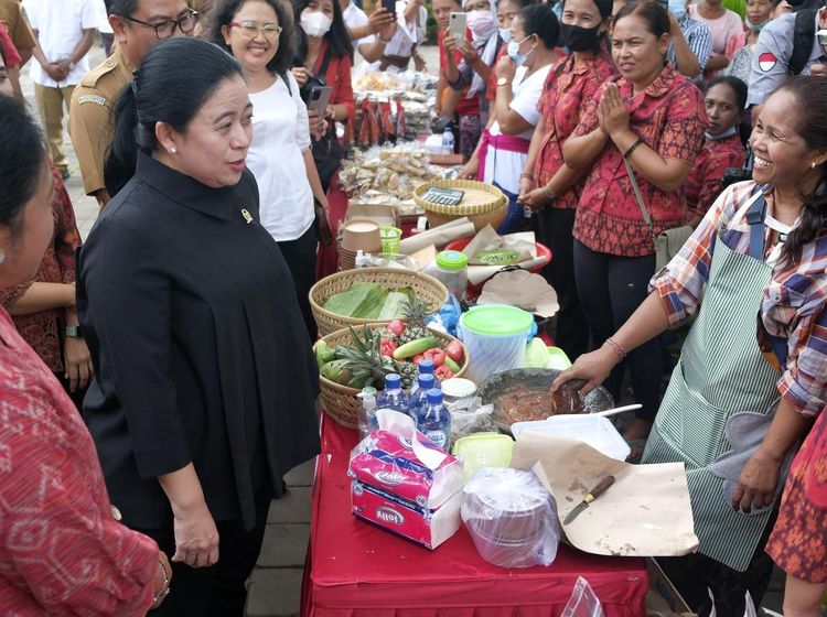 Potret Puan Sambangi Pelaku UMKM di Bali