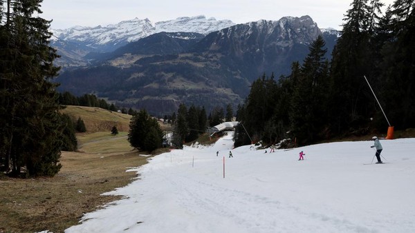 Di Leysin, sebuah desa peristirahatan di Pegunungan Alpen, hanya segelintir pemain ski yang terlihat menuruni lereng.