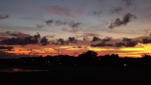 Potret senja dari salah satu sudut daerah di Tabanan, Bali, yang masih menunjukkan rona kemerahan sekitar pukul 19.05 Wita, pada 11 Januari 2023