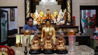 Terlihat umat Tionghoa membersihkan setiap sudut ruangan.  