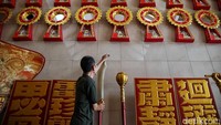 Demikian pula penanggalan imlek, selain untuk pedoman bercocok tanam juga untuk pedoman bersembahyang dan bersyukur kepada Tuhan yang disebut Tian atau Shang Di. Kalender Huang Di ini menghitung awal tahun barunya pada awal musim semi.  