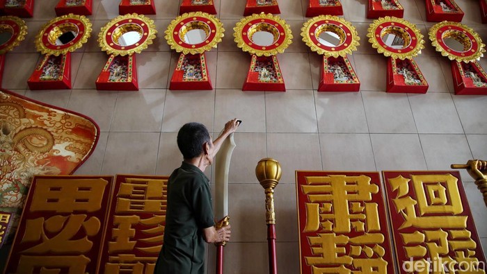 Potret Vihara Amurva Bhumi Jatinegara Bersolek Jelang Imlek Umat Tionghoa membersihkan ruangan di Vihara Amurva Bhumi, Balimester, Jatinegara, Jakarta Timur, Senin (16/1/2023).