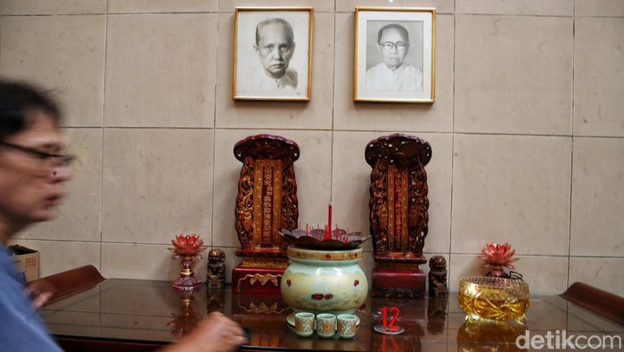 Potret Vihara Amurva Bhumi Jatinegara Bersolek Jelang Imlek Umat Tionghoa membersihkan ruangan di Vihara Amurva Bhumi, Balimester, Jatinegara, Jakarta Timur, Senin (16/1/2023).