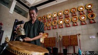 Ada yang membersihkan altar, lonceng hingga pernak pernik lainnya.  