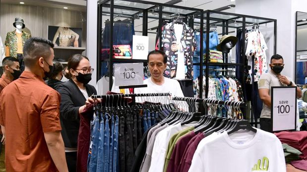 Presiden Joko Widodo di Grand Indonesia, Jakarta, Minggu (15/1/2023). (BPMI Setpres)