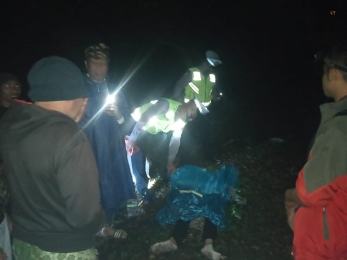 Proses evakuasi korban kecelakaan di Jalan Raya Banyuatis-Munduk, tepatnya di wilayah Desa Munduk, Kecamatan Banjar, Kabupaten Buleleng, Bali, Minggu (17/1/2023).