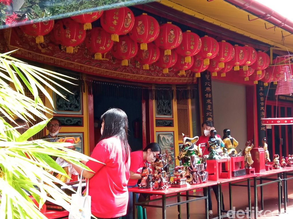 Prosesi bersih-bersih altar dan rupang dewa-dewi di Vihara Dewi Welas Asih Cirebon