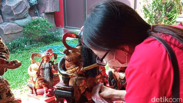 Prosesi bersih-bersih altar dan rupang dewa-dewi di Vihara Dewi Welas Asih Cirebon