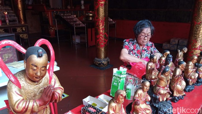 Prosesi bersih-bersih altar dan rupang dewa-dewi di Vihara Dewi Welas Asih Cirebon