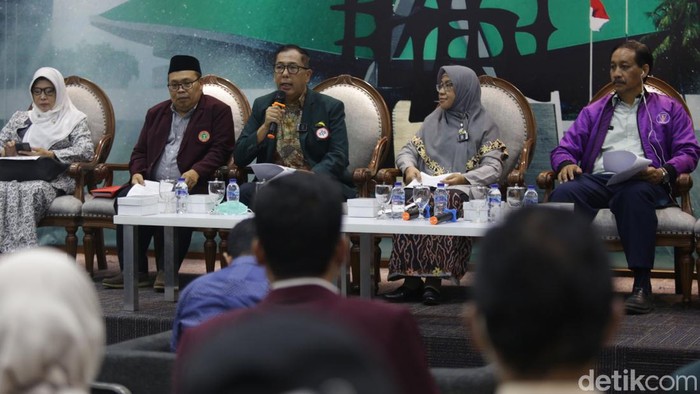 Saat Para Pakar Menyikapi RUU Kesehatan Para pakar yang tergabung dalam berbagai lembaga kesehatan menuntut RUU Kesehatan bertentangan dengan norma etika kedokteran.