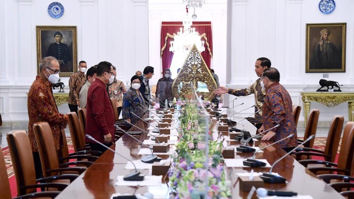 Saat Pentolan-pentolan Jasa Keuangan Dipanggil Jokowi Dewan Komisioner OJK dan beberapa sektor jasa keuangan merapat ke Istana Negara pagi tadi. Rombongan tersebut menghadap langsung ke Presiden Jokowi.