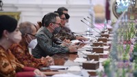 Menurutnya, Jokowi meminta agar industri jasa keuangan tetap menjaga optimisme di tahun yang penuh tantangan.