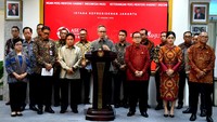 Ketua Dewan Komisioner OJK Mahendra Siregar menjelaskan pihaknya menghadap Jokowi untuk menyampaikan laporan soal persiapan pertemuan tahunan industri jasa keuangan dan juga perkembangan industri di sektor jasa keuangan.
