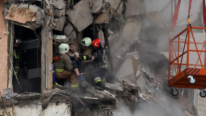 Emergency personnel work at the site where an apartment block was heavily damaged by a Russian missile strike, amid Russias attack on Ukraine, in Dnipro, Ukraine January 15, 2023. REUTERS/Clodagh Kilcoyne     TPX IMAGES OF THE DAY