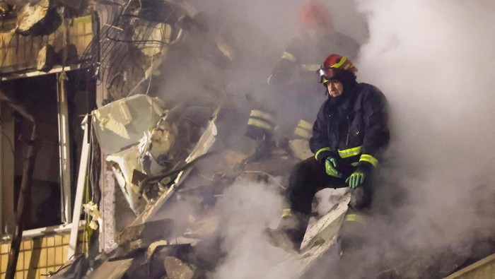 Sedih! Begini Proses Evakuasi Korban Serangan Rusia di Dnipro Emergency personnel work at the site where an apartment block was heavily damaged by a Russian missile strike, amid Russia's attack on Ukraine, in Dnipro, Ukraine January 15, 2023. REUTERS/Clodagh Kilcoyne TPX IMAGES OF THE DAY