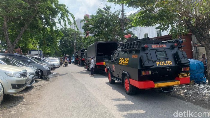 Sejumlah kendaraan rantis di PN Surabaya