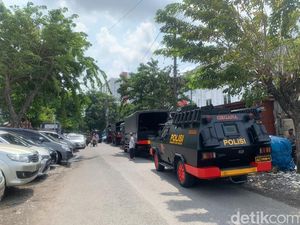 5 Rantis dan Polisi Bersenjata Gas Air Mata Siaga Jelang Sidang Kanjuruhan