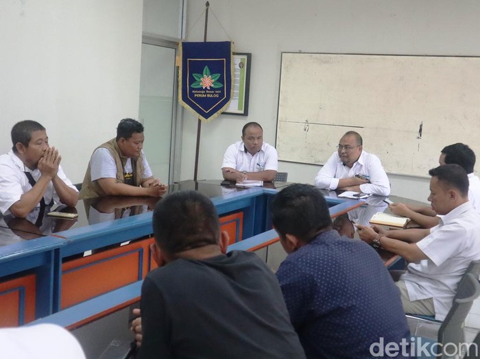 Sejumlah mitra Bulog mendatangi kantor Bulog Pati, Senin (16/1/2023).