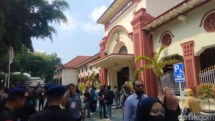 Sejumlah personel pengamanan di Pengadilan Negeri Surabaya