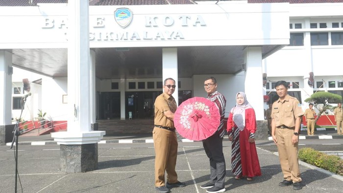Sekda Kota Tasikmalaya Ivan Dicksan melepaa perwakilan perajin payung geulis yang akan ikut pameran di Thailand.