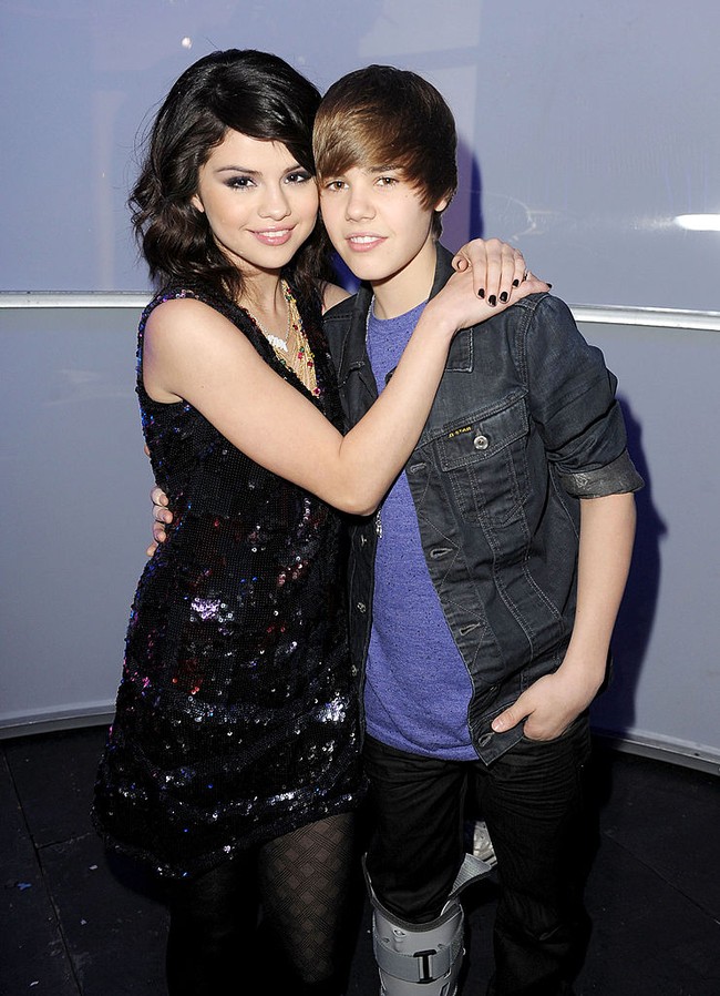 Tak hanya akting, Selena Gomez juga terjun ke dunia tarik suara. Pada 2009, dia mulai dekat dengan Justin Bieber setelah berkolaborasi mengisi acara Tahun Baru bersama Ryan Seacrest. Hubungan mereka terjalin di 2010, namun mengalami putus-nyambung selama delapan tahun hingga akhirnya benar-benar berpisah pada 2018. Foto: Getty Images